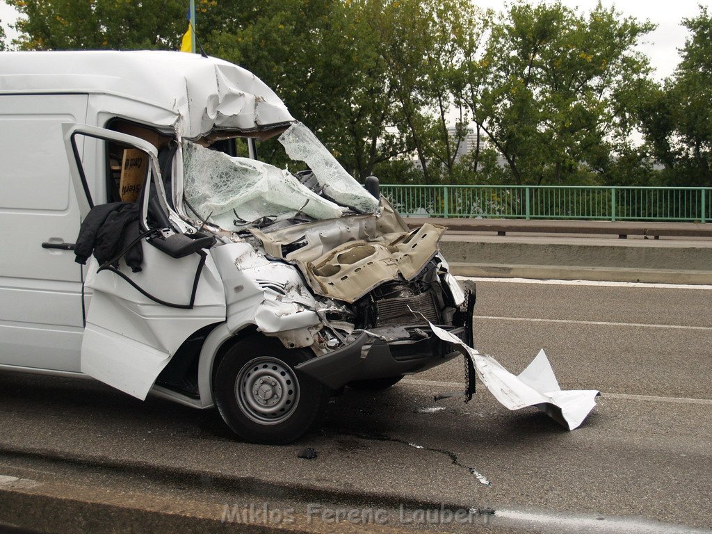 VU Transporter Lkw Zoobruecke Rich Koeln    P06.JPG